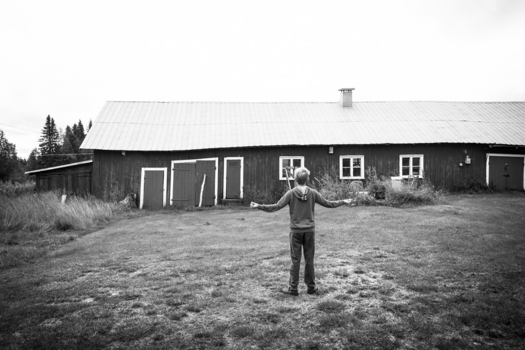 Jesper vid den gård där hans morfars morfar och mormor bodde en gång.